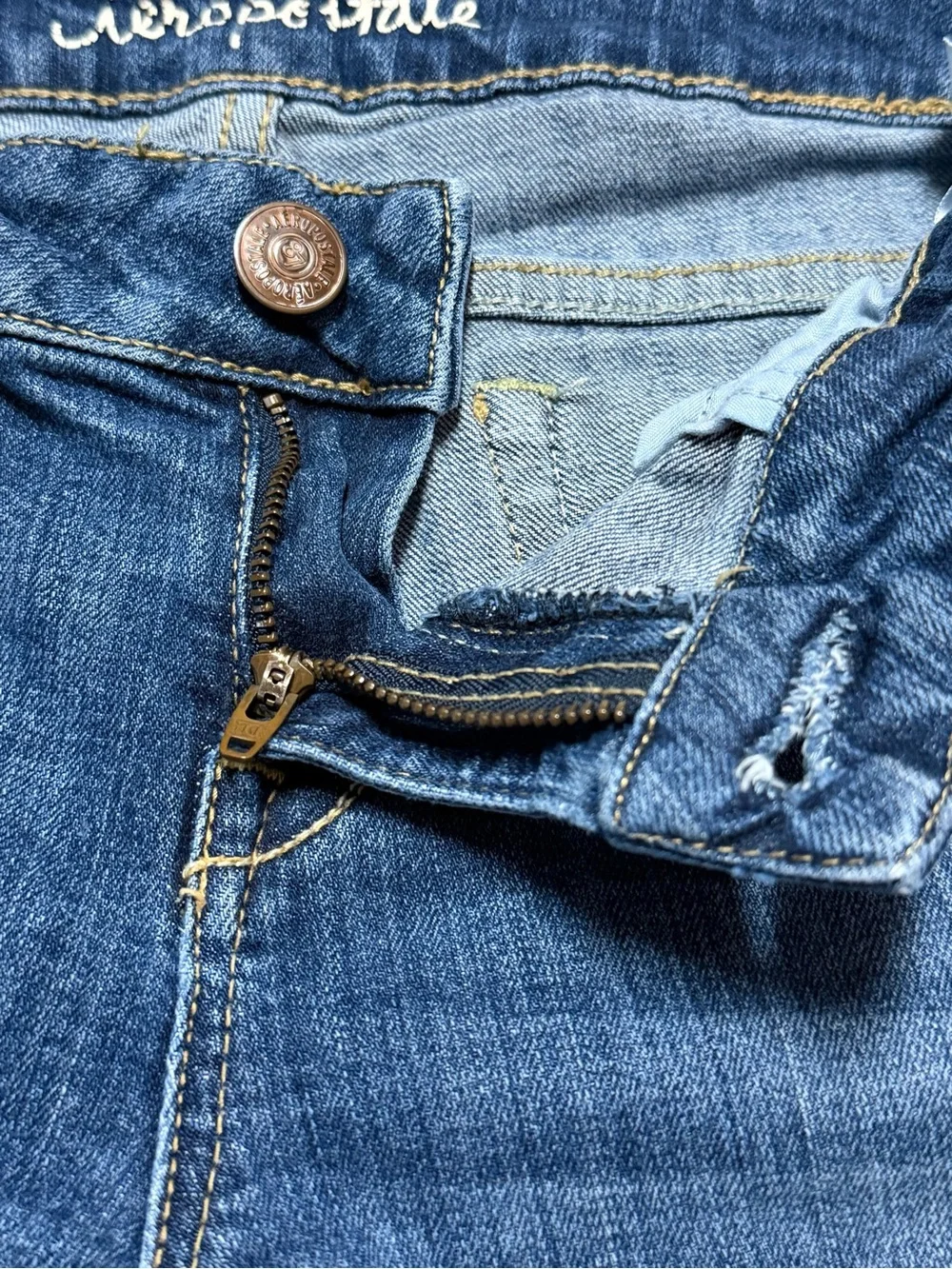 Aeropostale Bermuda Jean Shorts Womens 6 Low Rise Denim Cuffed Distressed Casual